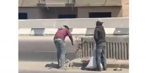 مواطن يوثق سرقة قطعة من السور الحديدي لأحد الكباري على الطريق الدائري (فيديو)