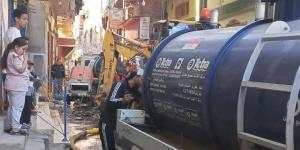 بعد انقطاع ساعات لانفجار ماسورة.. عودة مياه الشرب لقرية الشعراء بدمياط