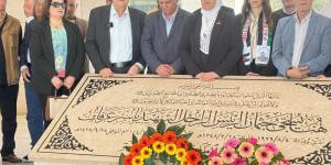 وزيرة العمل الفلسطينية واتحاد عمال نقابات فلسطين يحيون ذكرى شهداء لقمة العيش بضريح ياسر عرفات
