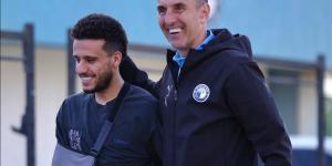 مصطفى فتحى يؤازر لاعبي بيراميدز قبل مواجهة سيراميكا
