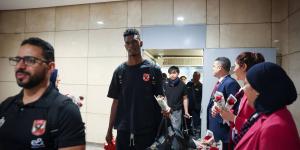 شاهد.. استقبال رجال طائرة الأهلى أبطال الخماسية فى مطار القاهرة
