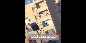 مُعرّضًا حياته للخطر.. شاب بيلعب ضغط على سور البلكونة (فيديو)
