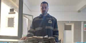محافظ مطروح يُكرم طاقم إسعاف أعاد 520 ألف جنيه لمصابي حادث «فوكة»