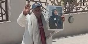 «حاضن صورته».. أحد جمهور هاني شاكر يرثيه بطريقته الخاصة (فيديو)
