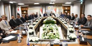 وزير الشباب والرياضة يعقد اجتماع موسع مع مسؤولي شركة استادات