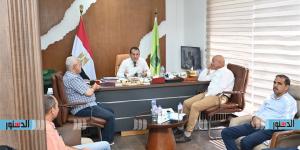 جهاز العاشر يناقش خطة تطوير البنية التحتية لشبكات المياه والإنارة والصرف بالمجاورات القديمة