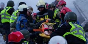 قتيل و31 مصابًا في هجوم روسي بالصواريخ والمسيرات على كييف