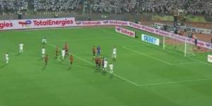 لاعبو اتحاد العاصمة يوجهون التحية لجماهيرهم لحظة وصولهم ملعب القاهرة.. فيديو