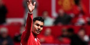 كاسيميرو يودع جماهير مانشستر يونايتد برسالة مؤثرة في أولد ترافورد.. صور