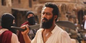 "بسبب الجلابية".. صعايدة يتهمون سينما بالأقصر بمنعهم من دخول فيلم «أسد» (فيديو)