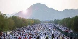 حجاج بيت الله الحرام يقفون على صعيد عرفات (بث مباشر)