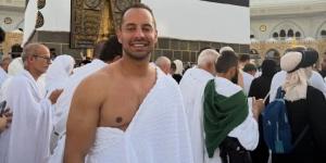 "الحمد لله على الدعوة الربانية".. عمرو وهبة يوثق رحلته للحج من أمام الكعبة