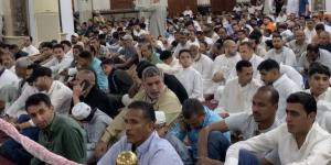 في أجواء من الفرحة.. الآلاف يتوافدون لأداء صلاة العيد في ساحات البحر الأحمر