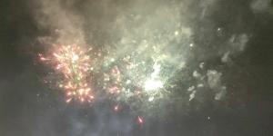 بالشماريخ والألعاب النارية.. مهرجان شباب الجيزة يُشعل الأجواء ويزين السماء في أول أيام العيد (فيديو)