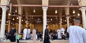 توافد المصلين على مسجد عمرو بن العاص لأداء صلاة العيد (بث مباشر)