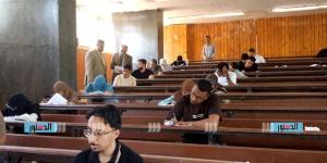 رئيس جامعة أسوان يتابع امتحانات الفصل الدراسي الثاني بكلية العلوم
