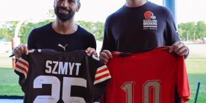 محمد صلاح يتبادل قميص منتخب مصر مع نجم كليفلاند براونز لكرة القدم الأمريكية