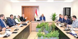 وزير الري يتابع خطة تنفيذ المشروع القومي لتأهيل المنشآت المائية في مصر