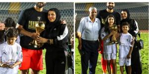 عصام ثروت يحتفل مع زوجته وابنه بتتويج المصرى بكأس عاصمة مصر