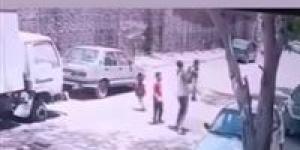 رفعه ورماه على الأرض.. الداخلية تفحص فيديو اعتداء صادم على طفل في الدويقة بالقاهرة