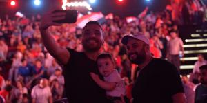 حاتم صلاح وزوجته يشجعان منتخب مصر من العاصمة الجديدة