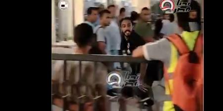 محمود
      كهربا
      يرفض
      التصوير
      مع
      جماهير
      الأهلي
      بعد
      مباراة
      جورماهيا
      في
      دوري
      أبطال
      أفريقيا|
      فيديو