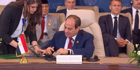 ياسر
      إدريس:
      السيسي
      يصنع
      إنجازا
      تاريخيا
      بقمة
      السلام
      ويؤكد
      ريادة
      مصر
      العالمية
