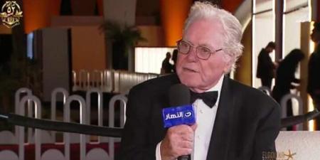 حسين
      فهمي
      على
      هامش
      افتتاح
      مهرجان
      الجونة:
      مهرجان
      عامل
      زي
      الكريم
      شانتيه
      اللي
      على
      التورته
