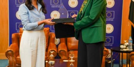 الاتحاد
      الاوربي
      يكرم
      مي
      الغيطي
      كسفيرة
      للبيئة
      بعد
      اختيارها
      عضو
      لجة
      تحكيم
      مهرجان
      الجونة