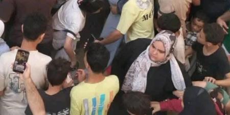 رغم
      إصابته..
      تامر
      حسني
      يحقق
      حلم
      طفلة
      مصابة
      بالسرطان
      برؤيته
      ويزورها
      في
      منزلها