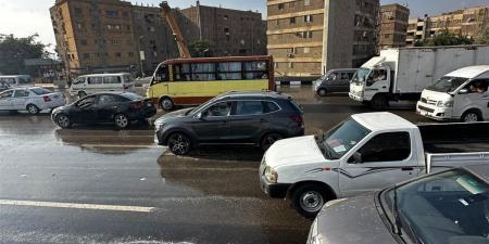كسر
      ماسورة
      مياه
      يعطل
      الطريق
      الدائري
      بالأوتوستراد
      في
      الاتجاهين..
      وجهود
      مكثفة
      لإعادة
      الحركة