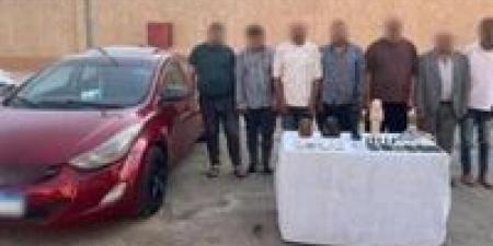 تاجر
      آثار
      وعملة
      يقع
      في
      شباك
      عصابة
      الشرطة
      المزيفة
      بالجيزة