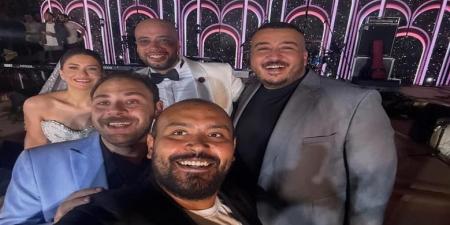 مبروك
      يا
      توما..
      محمد
      علي
      رزق
      يهنئ
      حاتم
      صلاح
      بحفل
      زفافه