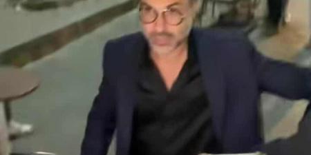 أحمد
      سعد
      وابن
      النادي
      يحتفلان
      مع
      حاتم
      صلاح
      بحفل
      زفافه