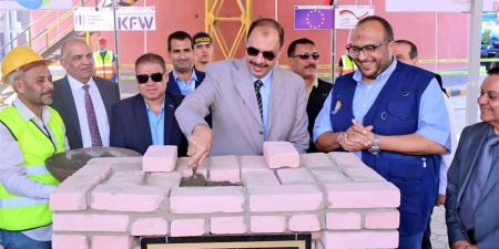 محافظ
      سوهاج
      يضع
      حجر
      الأساس
      لتأهيل
      وتوسعة
      محطة
      مياه
      غرب
      بتكلفة
      258
      مليون
      جنيه