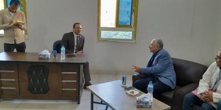 وكيل
      "صحة
      البحيرة"
      يتفقد
      مستشفى
      إيتاي
      البارود
      المركزى