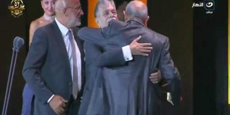 بشكل
      مفاجئ
      ودون
      تخطيط..
      نجيب
      ساويرس
      يكرم
      انتشال
      التميمي
      في
      ختام
      مهرجان
      الجونة