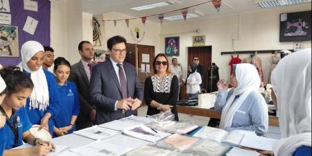 وزير
      الثقافة
      يشيد
      بمدرسة
      الفنون
      للتكنولوجيا
      التطبيقية:
      جيل
      جديد
      يجمع
      بين
      الإبداع
      والتقنية
