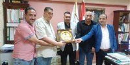 تكريم
      مدير
      الأبنية
      التعليمية
      بالشرقية
      لجهوده
      في
      مواجهة
      الكثافة
      الطلابية