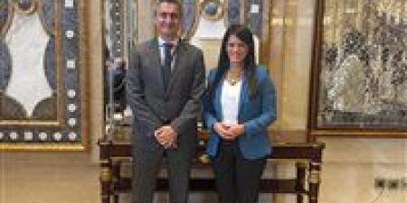 مباحثات
      مع
      الرئيس
      الإقليمي
      لشركة
      «فيزا»
      لمنطقة
      الشرق
      الأوسط
      وأفريقيا
      لتعزيز
      التعاون
      المشترك
      بمجالات
      التحول
      الرقمي