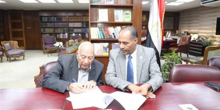 هيئة
      الكتاب
      تتعاقد
      مع
      الدكتور
      عبد
      الحكيم
      راضي
      لإصدار
      مؤلفاته