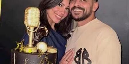 بكلمات
      رومانسية..
      فنان
      شهير
      يحتفل
      بعيد
      ميلاد
      خطيبته
      (صور)