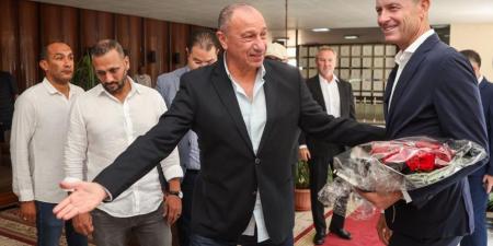 ييس
      توروب:
      محمود
      الخطيب
      أعظم
      لاعب
      في
      تاريخ
      مصر..
      وشعرت
      أن
      الانضمام
      إلى
      الأهلي
      الخطوة
      الصحيحة
      في
      مسيرتي