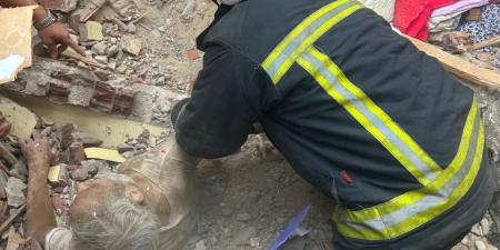 جسمه كان مزنوق.. إنقاذ شخص من أسفل ركام منزل منهار في منطقة الخليفة