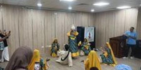 «قنا للفنون» يرسم البهجة ويزرع الأمل في قلوب أطفال مركز أورام قنا