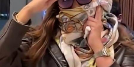 أخفت وجهها.. أنغام تصل الرياض استعدادًا لحفلها الغنائي غدًا