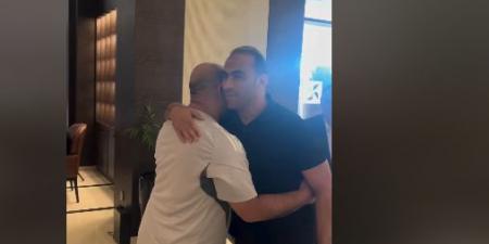 وصول عبد الحفيظ لمقر بعثة الأهلي فى أبو ظبي لدعم الفريق قبل مواجهة سيراميكا بالسوبر