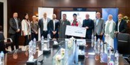 تكريم أحمد مؤمن بعد فوزه بفضية بطولة العالم لرفع الأثقال البارالمبي