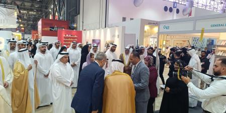 الشيخ سلطان القاسمي يتفقد جناح هيئة الكتاب بمعرض الشارقة الدولي