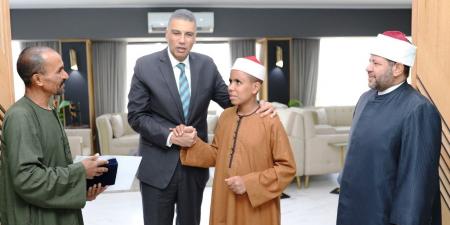 محافظ أسوان يكرم الطالب زياد خميس لفوزه بالمركز الأول فى مسابقة القرآن الكريم